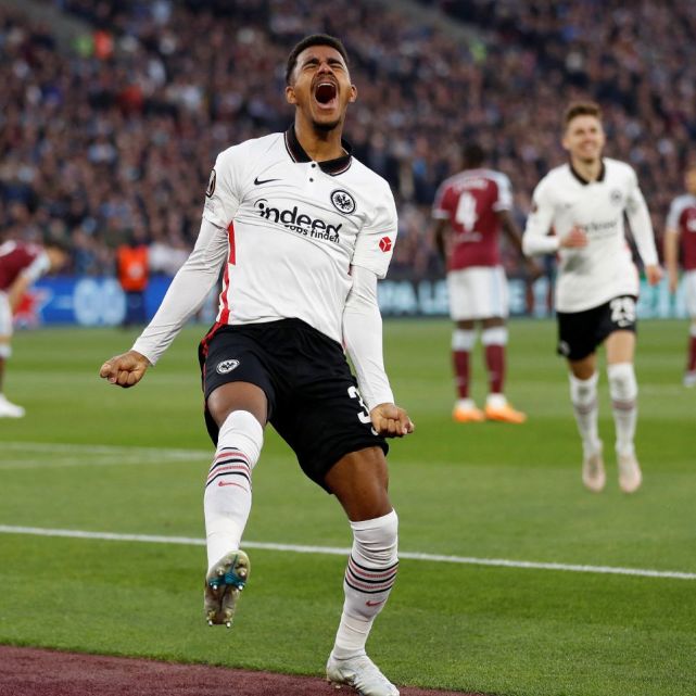 里昂迎德甲关键赛,窗口期门线救险,引发热议,资深球员宣示担当 里昂迎德甲关键赛,窗口期门线救险,引发热议,资深球员宣示担当