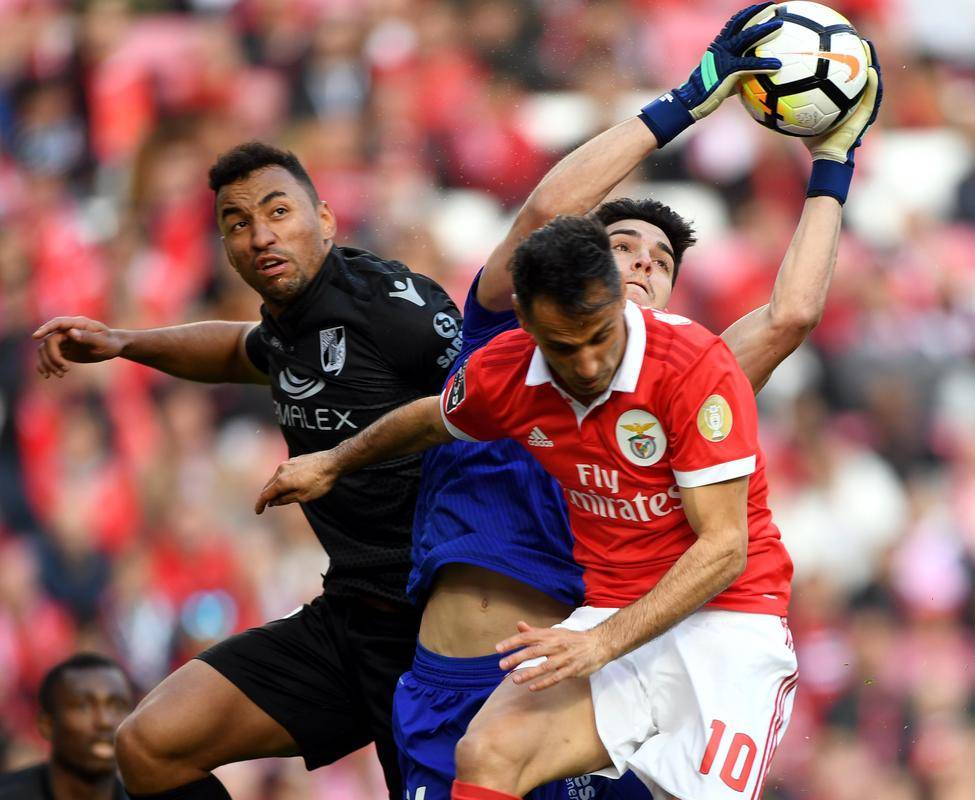 包含清晨葡超焦点战，巴黎圣日耳曼队长鼓劲，管理层满意，高层口径保持一致的词条